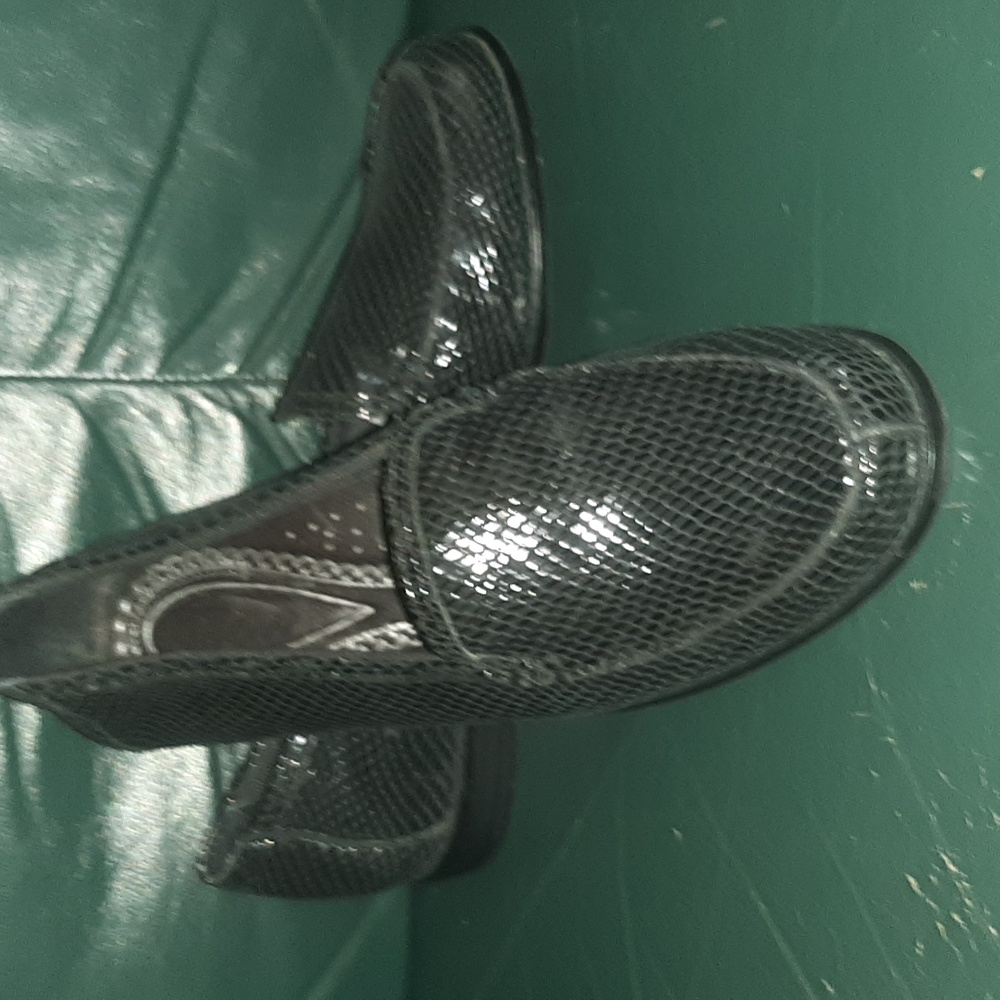 Black Trotters loafers women's size 9, NWOT